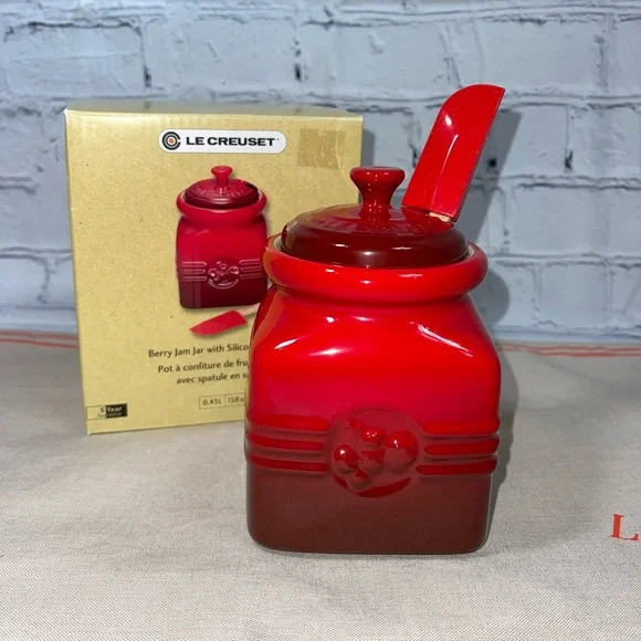 Le Creuset Berry Jam Jar with Silicone Spreader
